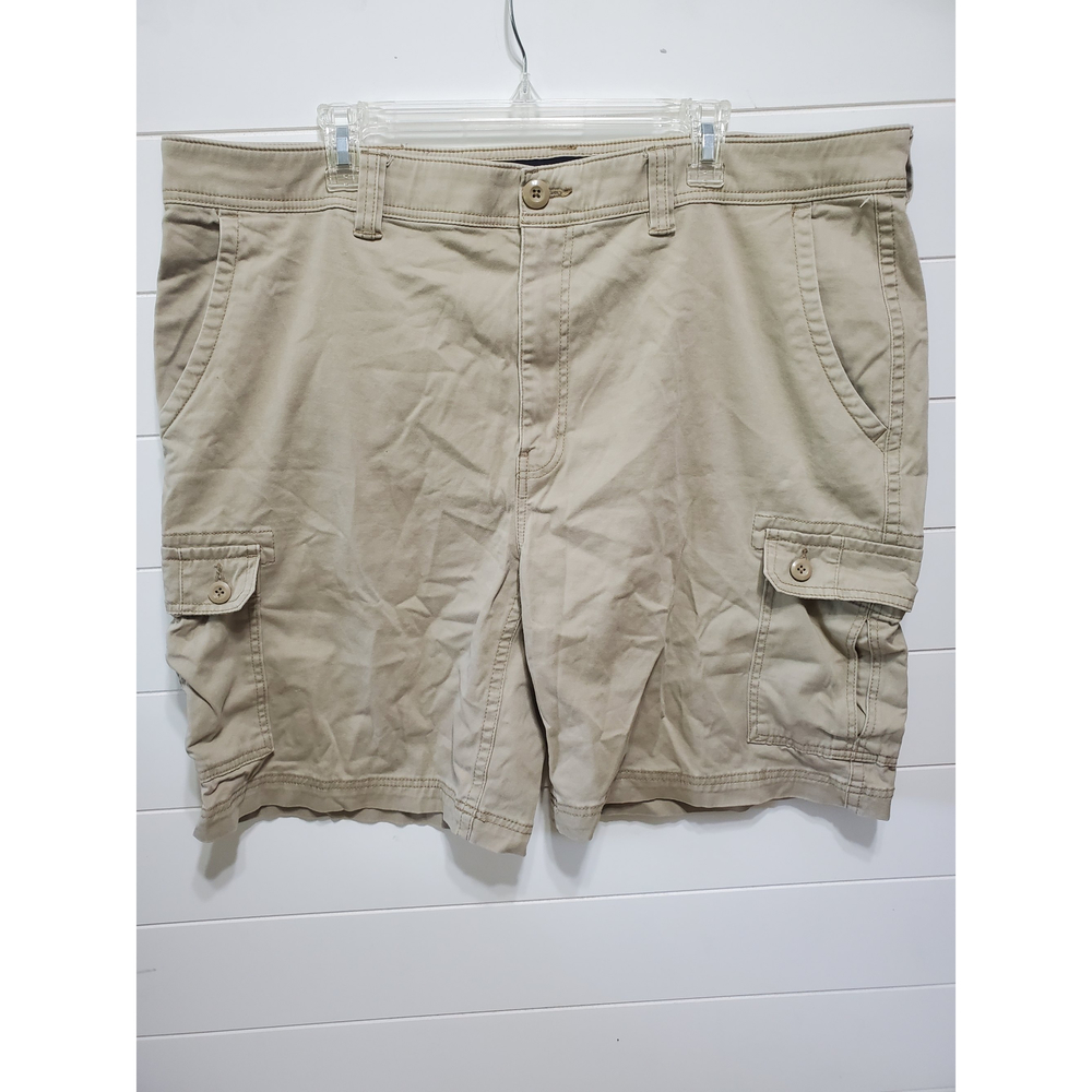 St Johns Bay mens size 44 tan 10 inch cargo shorts with comfort stretch waist